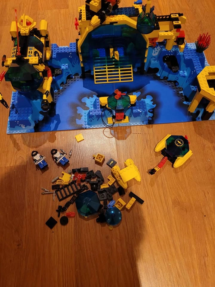 LEGO Aquazone Aquanauts Neptune Discovery Lab 6195 85% complete - photo 3