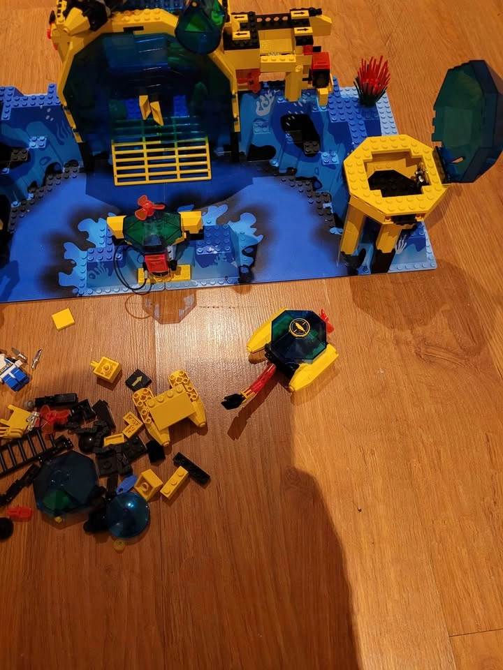 LEGO Aquazone Aquanauts Neptune Discovery Lab 6195 85% complete - photo 4