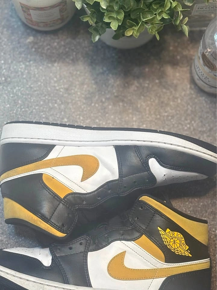 Nike Air Jordan 1 Mid University Gold