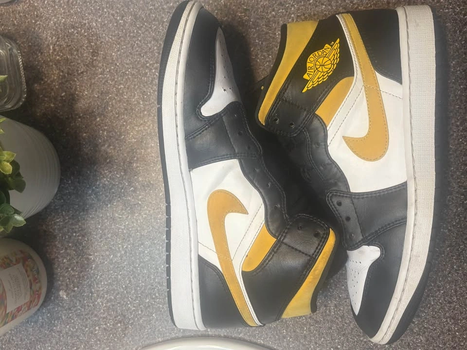 Nike Air Jordan 1 Mid University Gold - photo 2