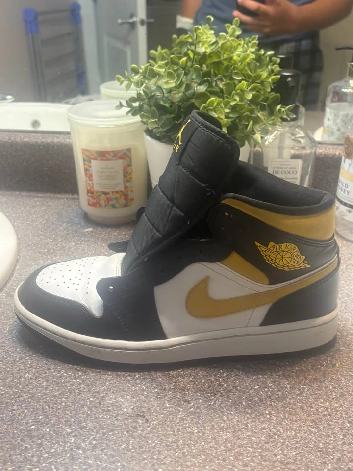 Nike Air Jordan 1 Mid University Gold - photo 3