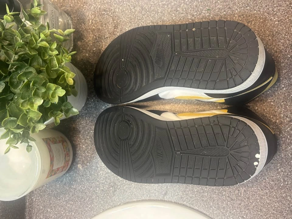 Nike Air Jordan 1 Mid University Gold - photo 4