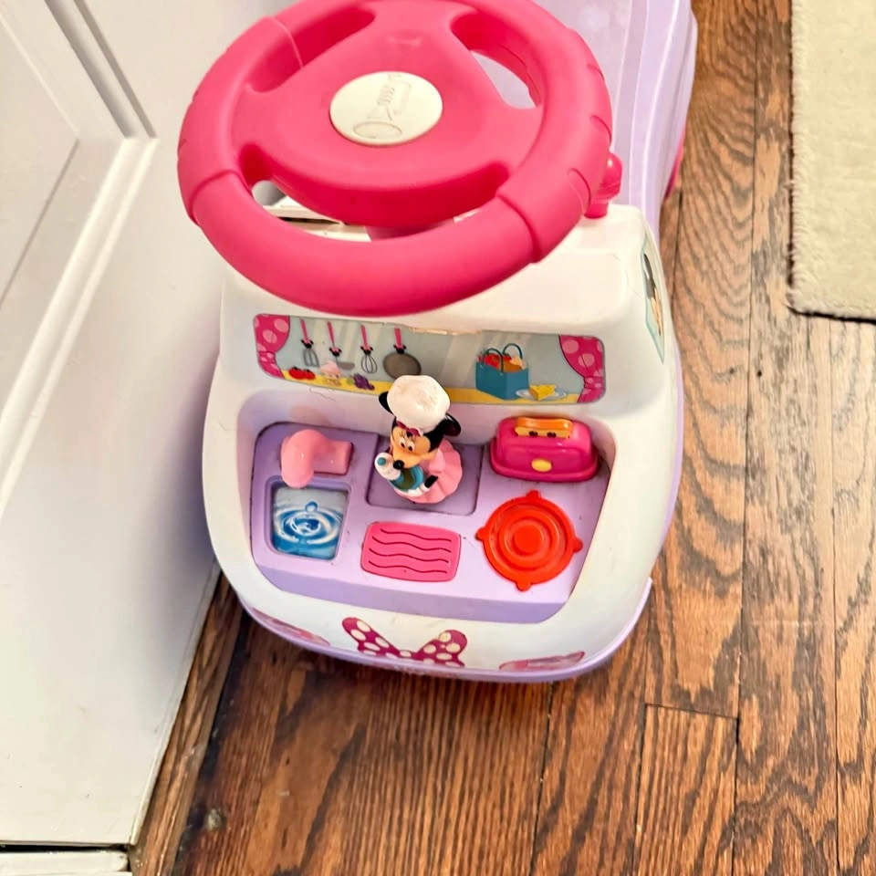 Minnie Mouse kitchen on wheels car