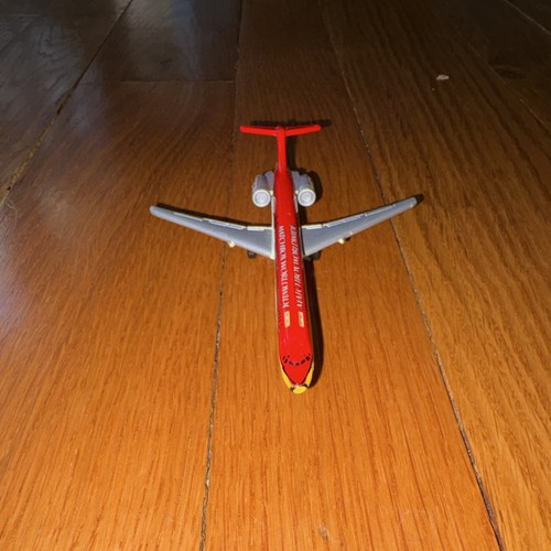 Matchbox McDonnell Douglas MD-80 Diecast Commercial Airliner - photo 3