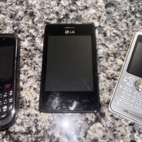 Three Lot Of Blackberry Lg And Ericsson Phone Lot Parts Only - photo 3