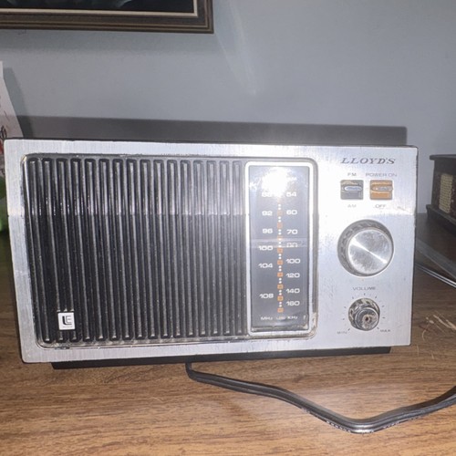 Lloyd's Vintage AM/FM Table Radio Woodgrain Cabinet Model J201