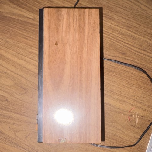 Lloyd's Vintage AM/FM Table Radio Woodgrain Cabinet Model J201 - photo 2