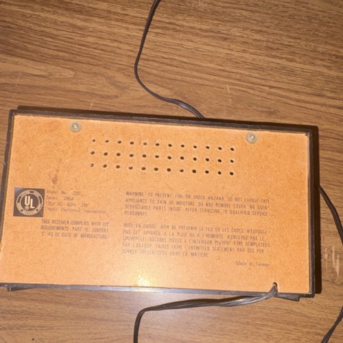 Lloyd's Vintage AM/FM Table Radio Woodgrain Cabinet Model J201 - photo 3