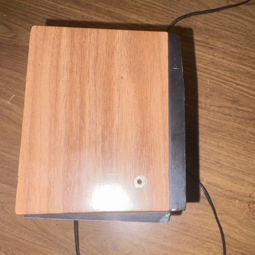 Lloyd's Vintage AM/FM Table Radio Woodgrain Cabinet Model J201 - photo 5