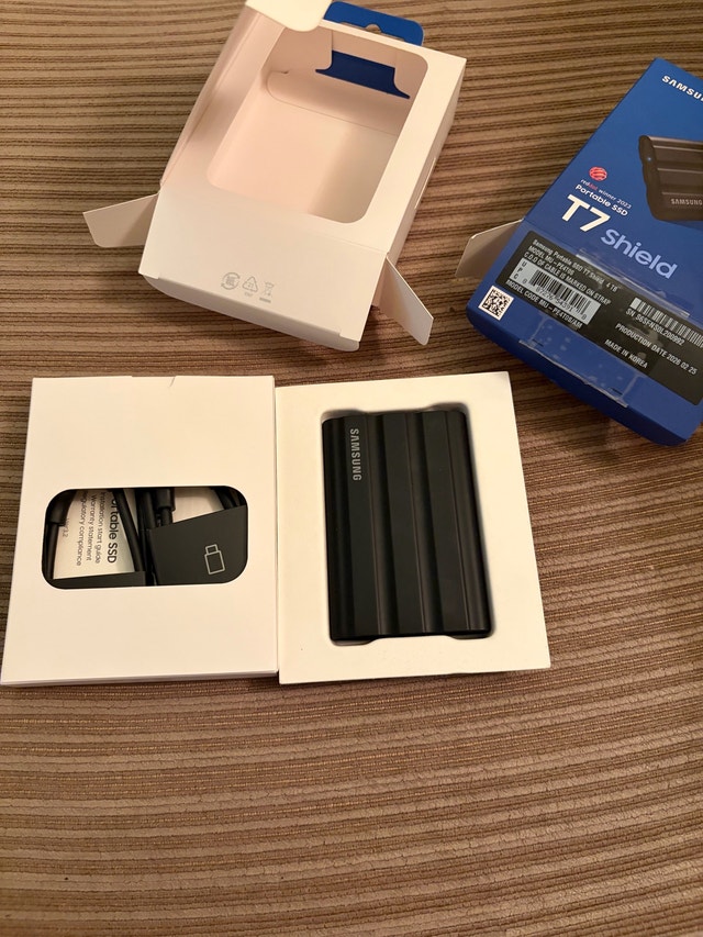 Samsung T7 Shield 4TB Portable SSD - photo 2
