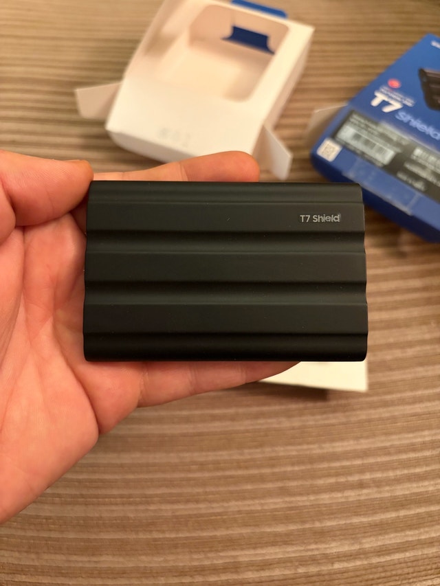 Samsung T7 Shield 4TB Portable SSD - photo 3