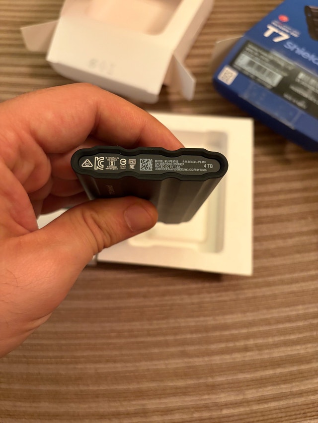 Samsung T7 Shield 4TB Portable SSD - photo 5