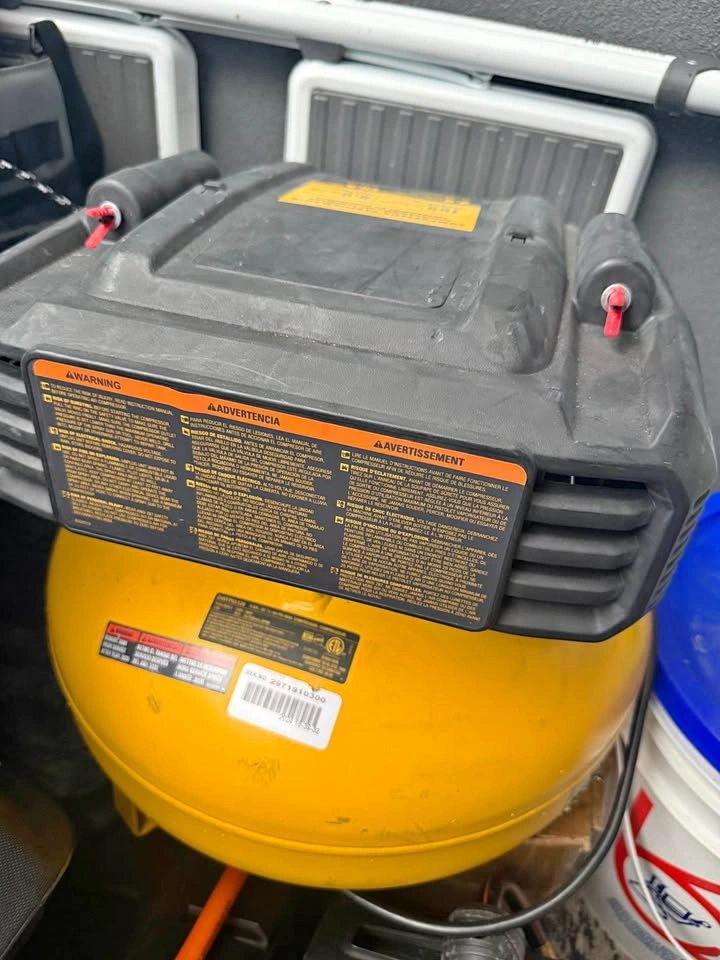 DEWALT 6 Gallon 165 PSI Pancake Air Compressor