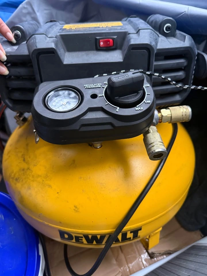 DEWALT 6 Gallon 165 PSI Pancake Air Compressor - photo 2