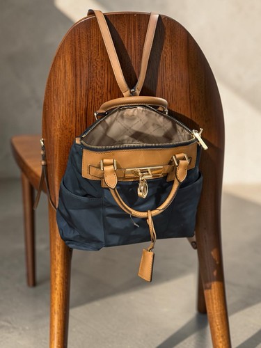 Michael Kors Kempton Backpack/Tote - Excellent Condition - photo 2