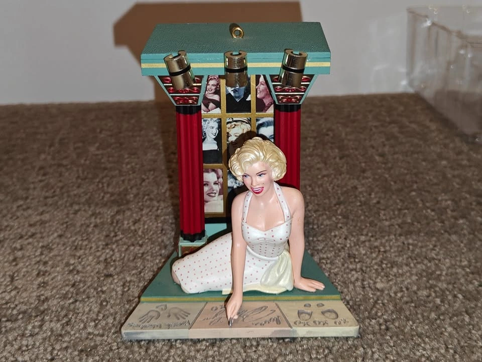 Marilyn Monroe Carlton Christmas Ornament - Walk of Fame Star - photo 2