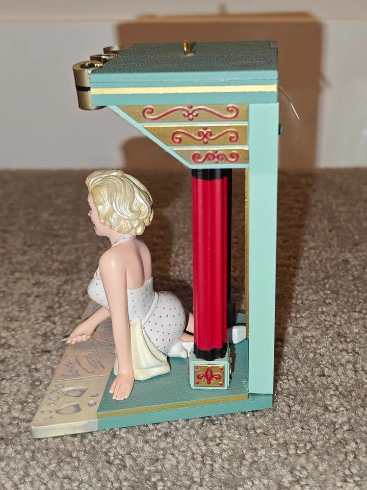Marilyn Monroe Carlton Christmas Ornament - Walk of Fame Star - photo 3
