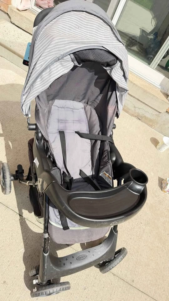 Moving Sale - Graco Comfy Cruise Travel System - photo 2