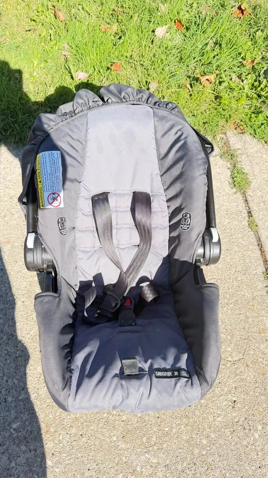 Moving Sale - Graco Comfy Cruise Travel System - photo 5