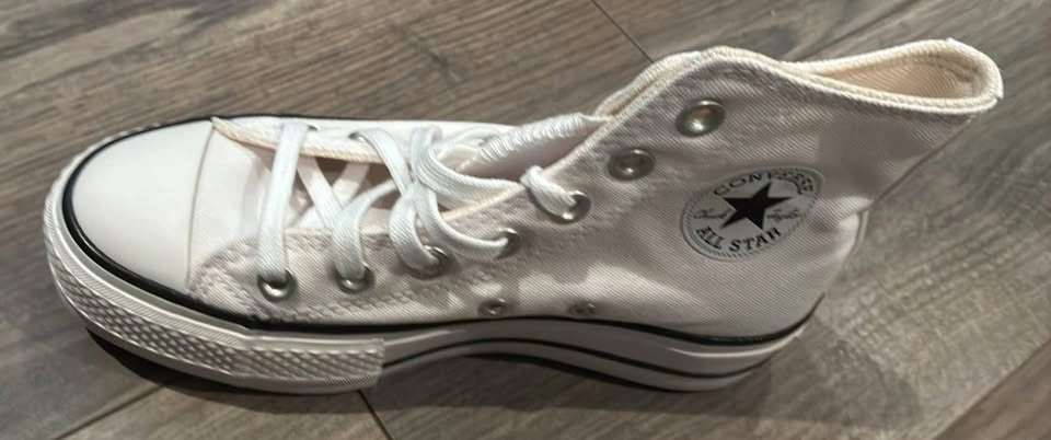Women’s Converse Size 5 - photo 2