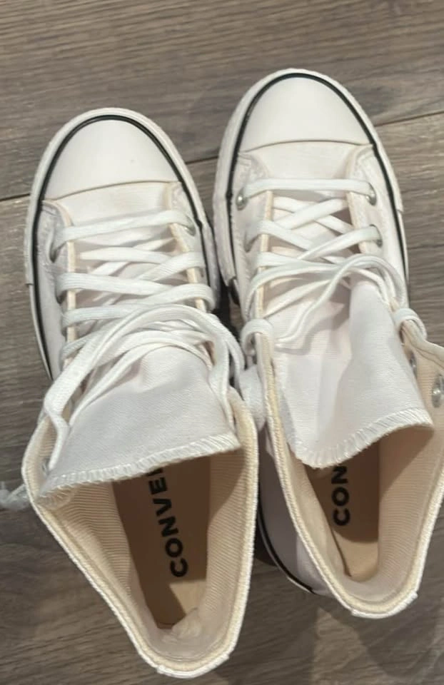 Women’s Converse Size 5 - photo 3