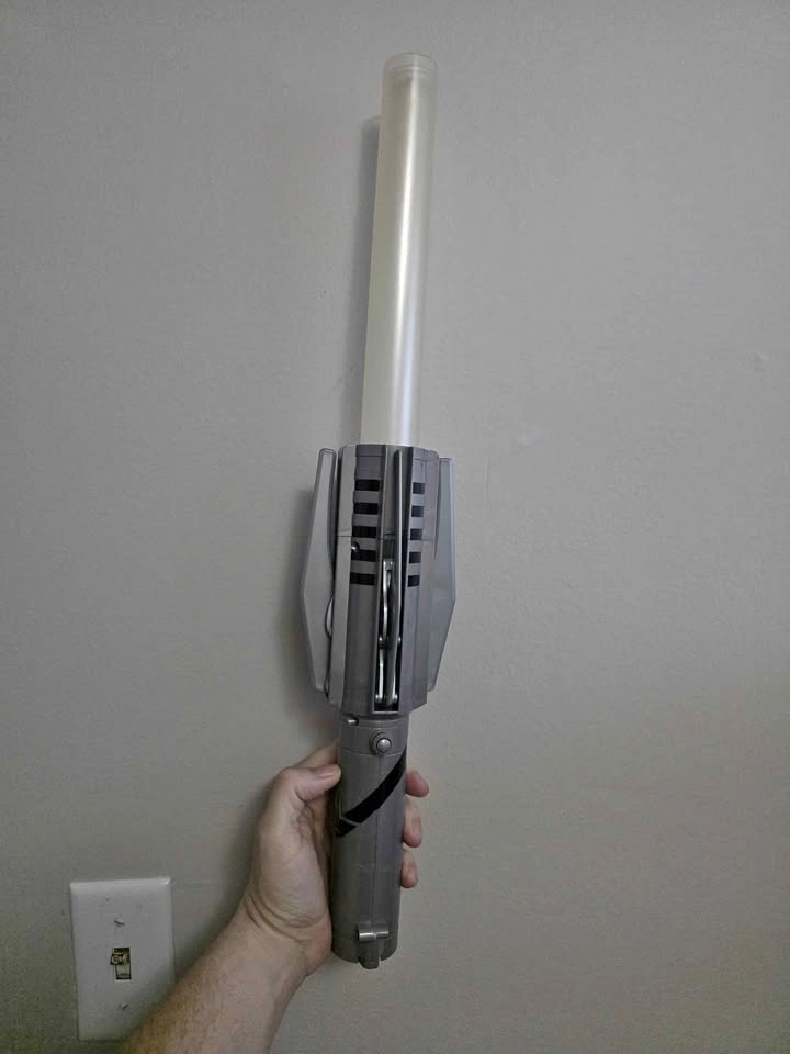 2007 Hasbro Star Wars Force Unleashed Deluxe Lightsaber