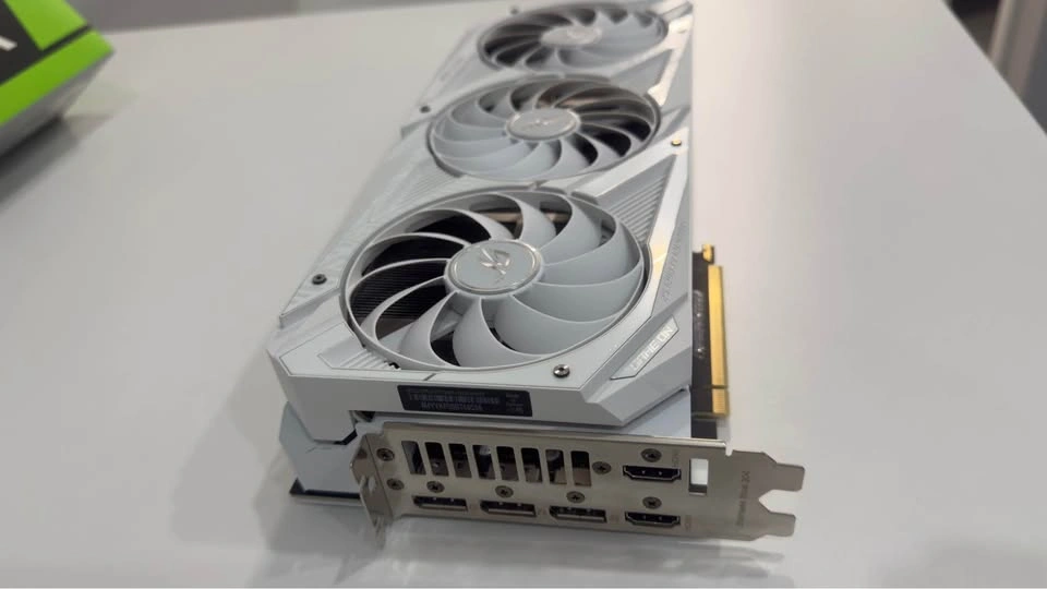 ASUS ROG STRIX RTX 3090 OC WHITE 24GB - photo 3