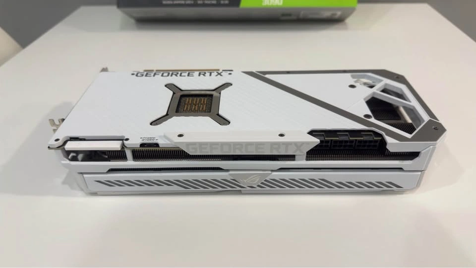 ASUS ROG STRIX RTX 3090 OC WHITE 24GB - photo 5