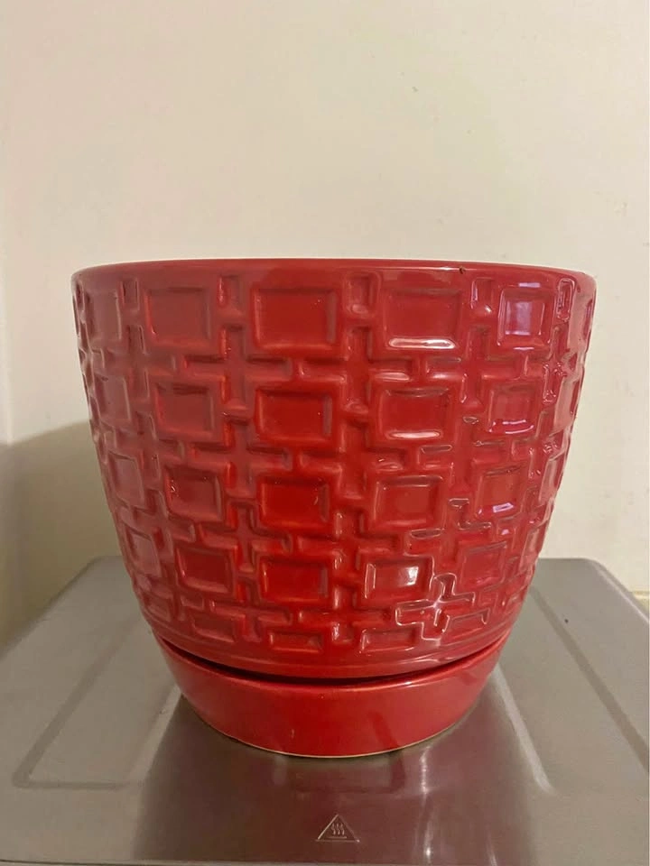 Red planter, 7.5” tall, 8.5” inner round