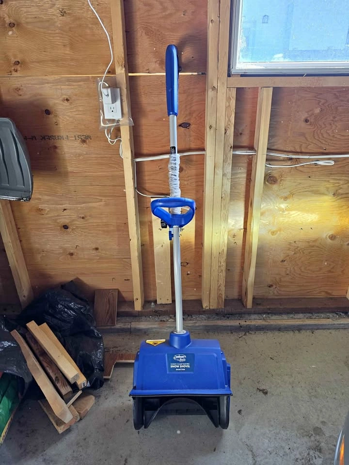 Snow Joe Plus 13-inch 10 Amp Electric Snowblower Shovel (323E)