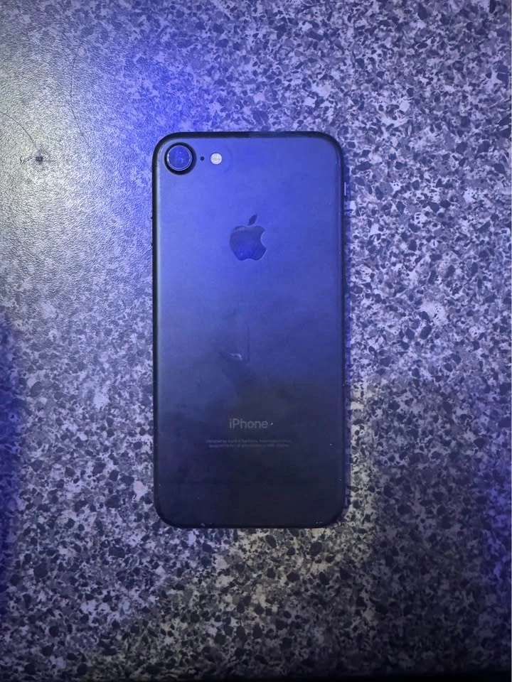 iPhone 7 comes with 2 chargers and phone case - photo 2