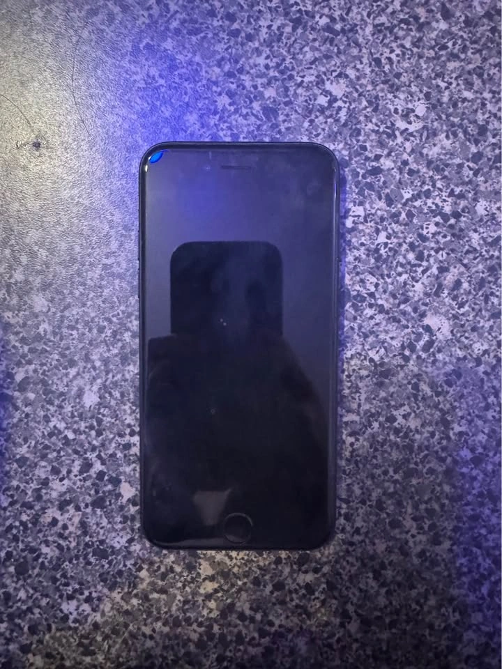 iPhone 7 comes with 2 chargers and phone case - photo 3