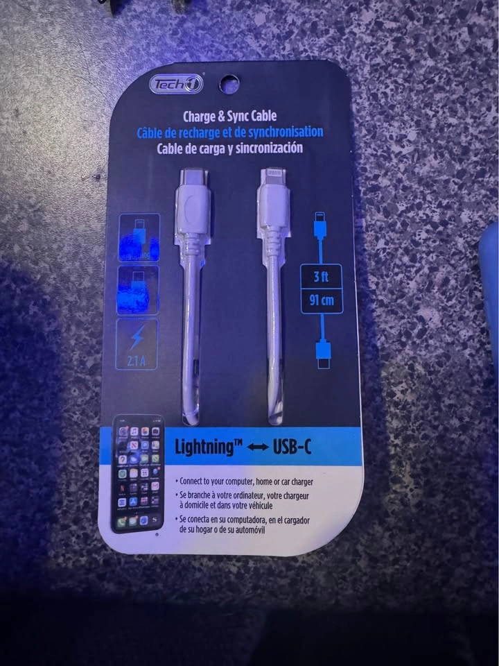 iPhone 7 comes with 2 chargers and phone case - photo 5
