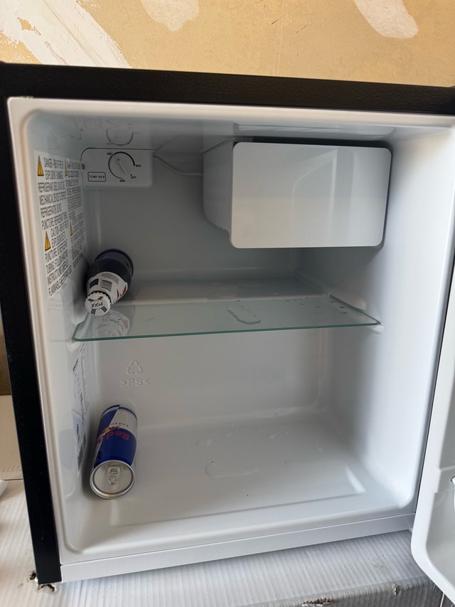 Hisense Mini Fridge - photo 2