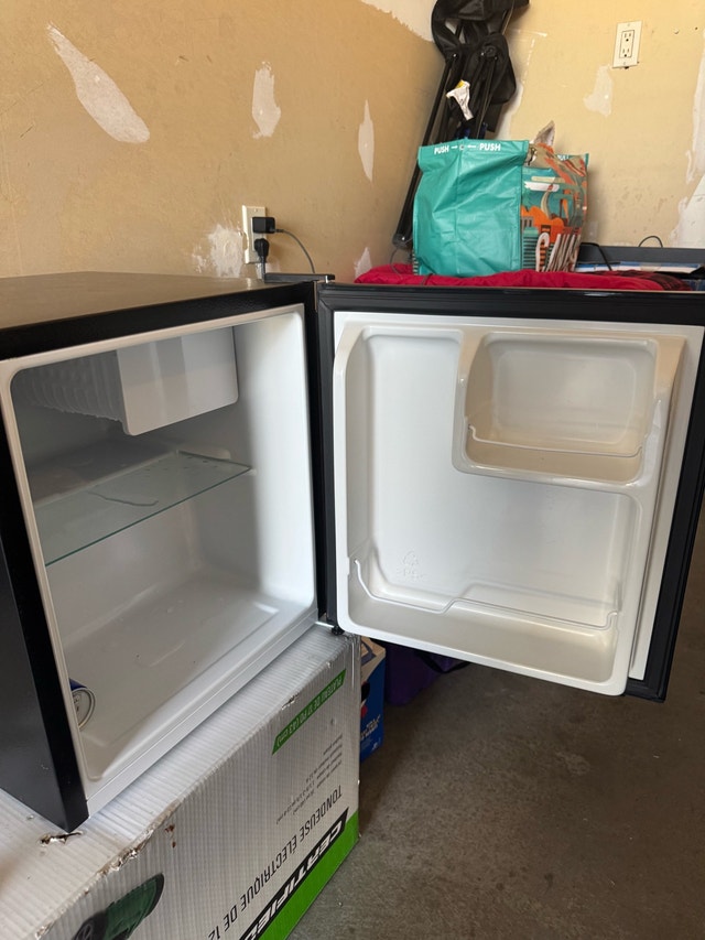Hisense Mini Fridge - photo 3