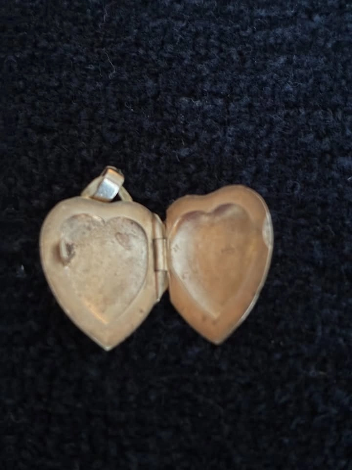 Vintage 10K Solid Gold Heart Locket – Floral Engraved Keepsake - photo 3