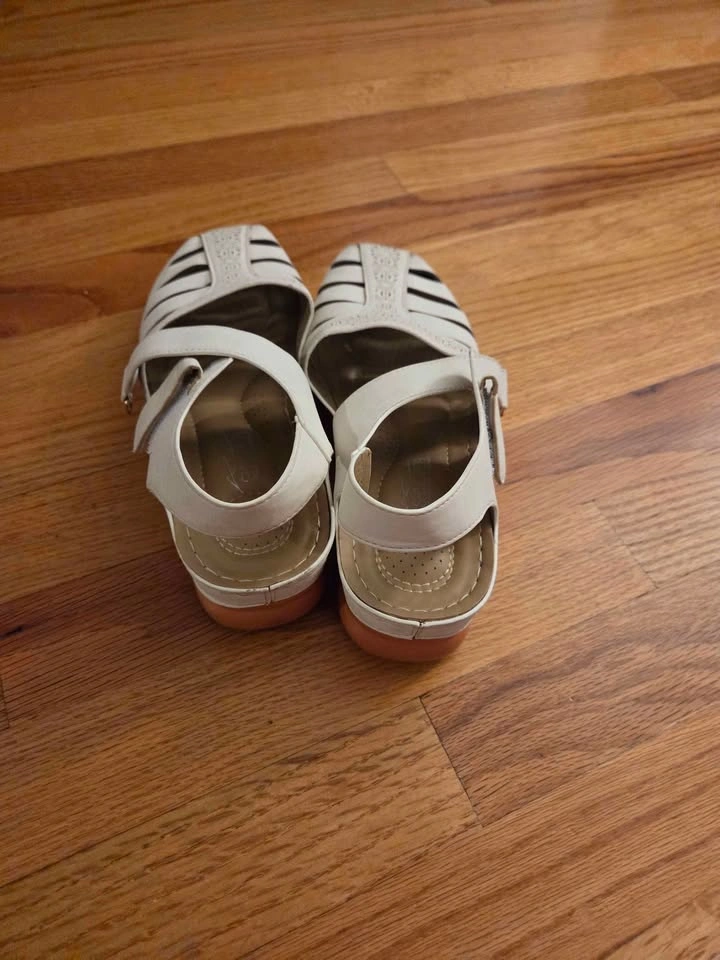 White sandals - photo 2