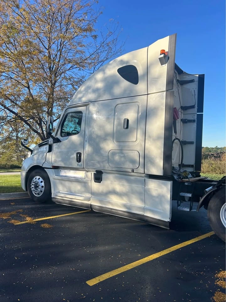 2020 Freightliner Cascadia 126 - photo 3