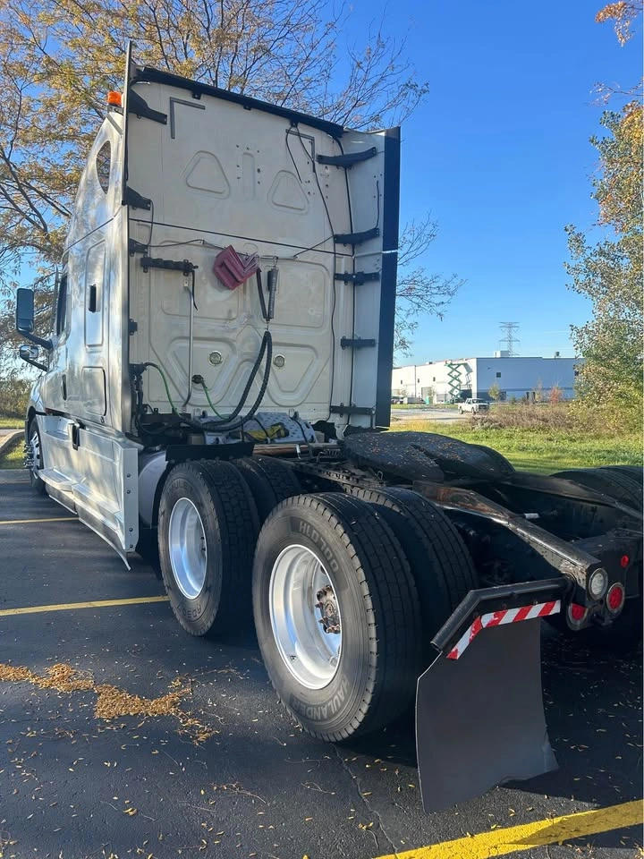 2020 Freightliner Cascadia 126 - photo 4