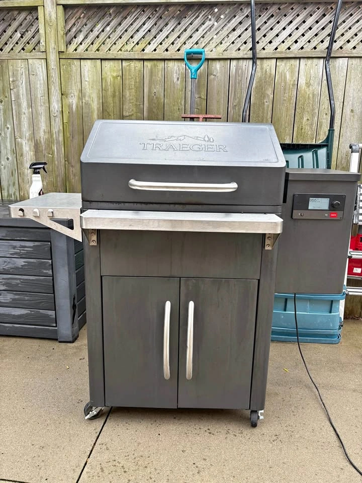 Traeger Silverton 620 pellet smoker