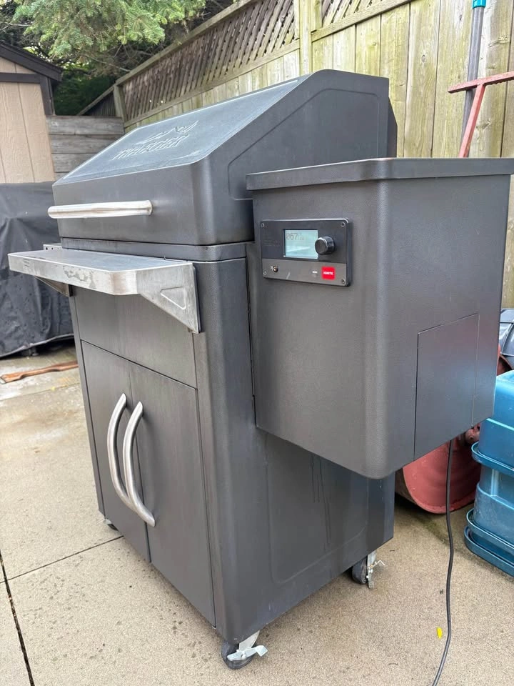 Traeger Silverton 620 pellet smoker - photo 2