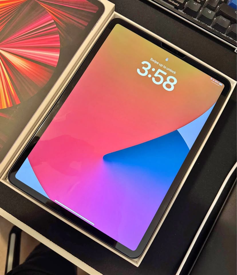 iPad Pro 11” (3rd Gen) + Protective case - Space Gray