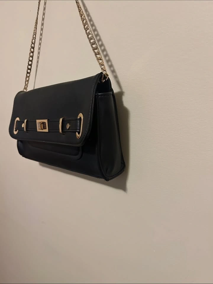 Le Chateau Black Faux Leather Shoulder Bag Gold Chain - photo 4
