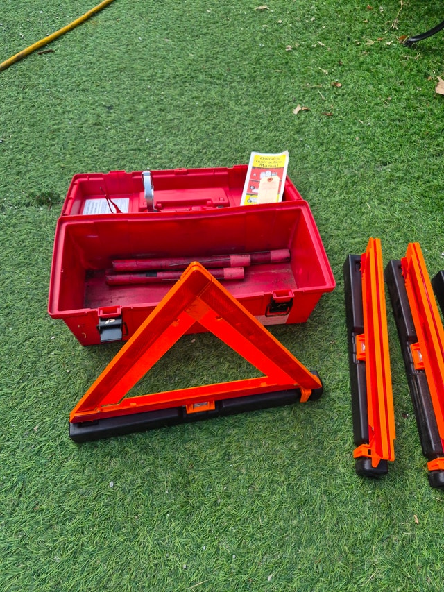 Roadside triangle safety markers, flare and fire extinguisher - photo 2
