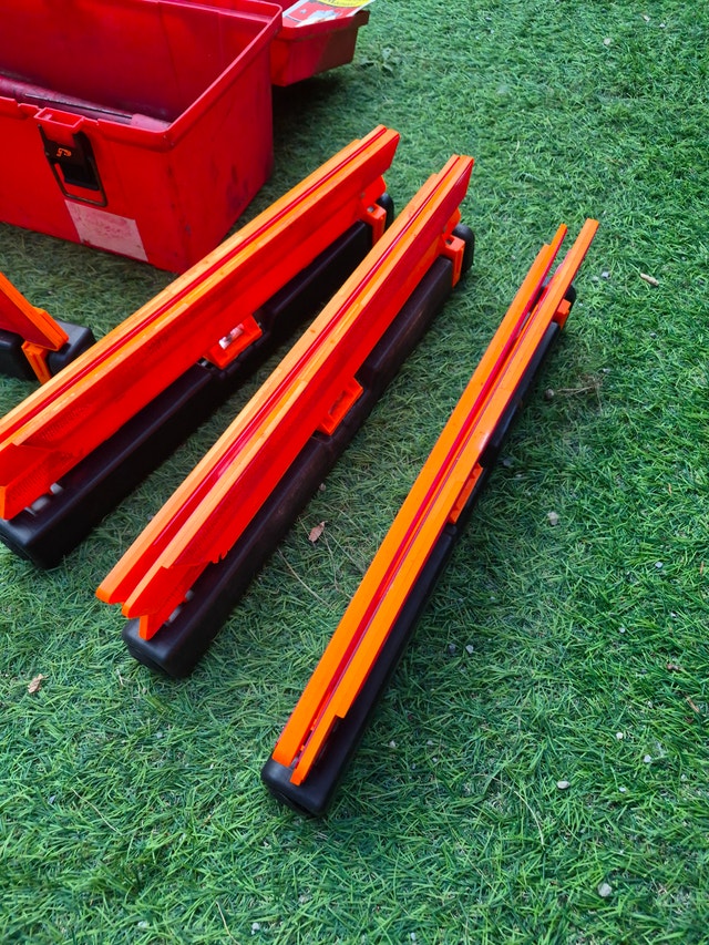 Roadside triangle safety markers, flare and fire extinguisher - photo 3