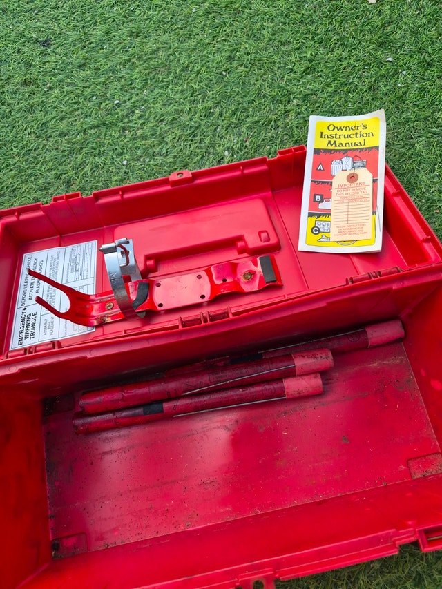 Roadside triangle safety markers, flare and fire extinguisher - photo 4