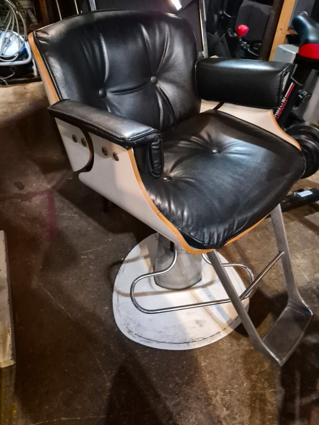 Barbers chair black leather wood trim - photo 2