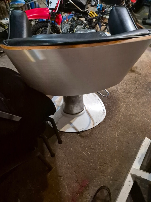 Barbers chair black leather wood trim - photo 3
