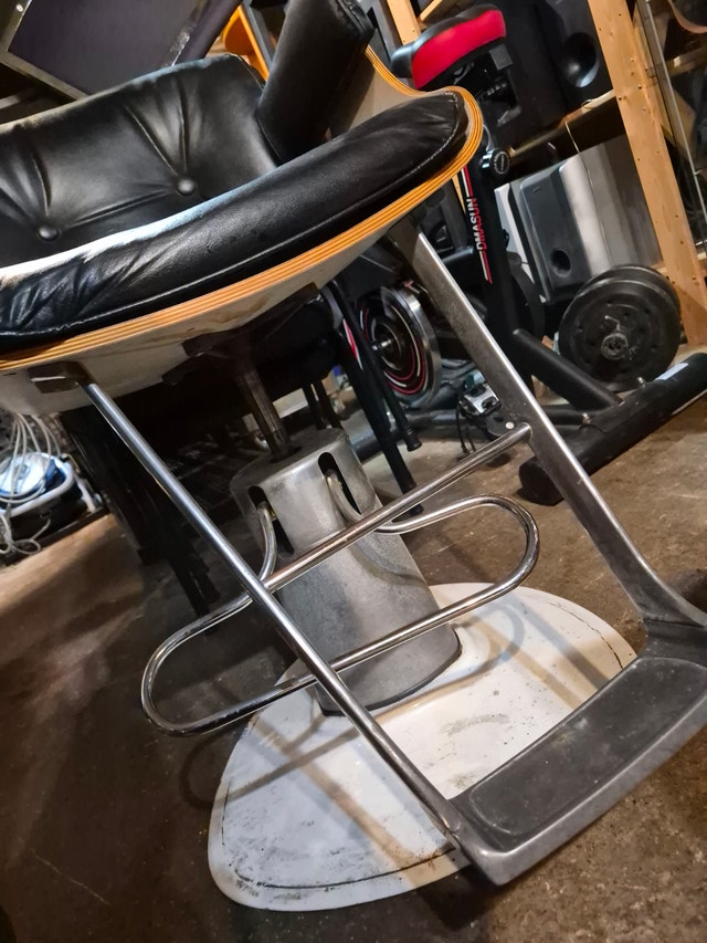 Barbers chair black leather wood trim - photo 4