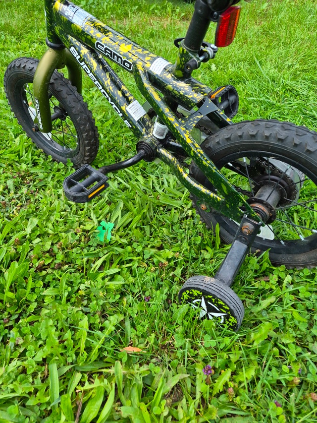 12.5'' Supercycle Camo Kids Bike with Training Wheels - photo 5